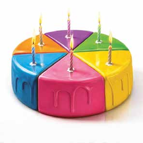 Gâteau d'anniversaire coloré avec des bougies